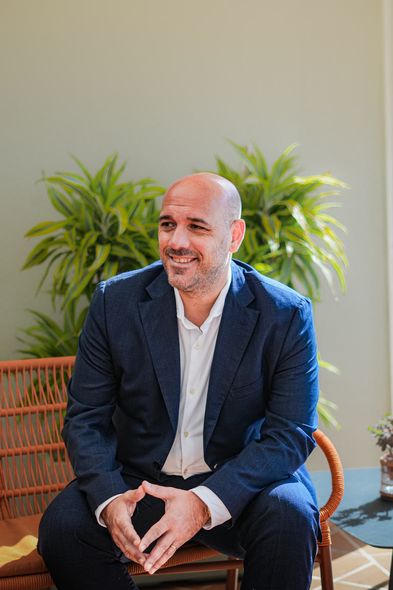 Sandro Sousa em reunião de trabalho